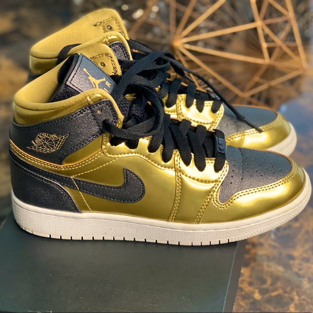 Jordan 1 Mid Black/Gold Gemtly worn size 5.5